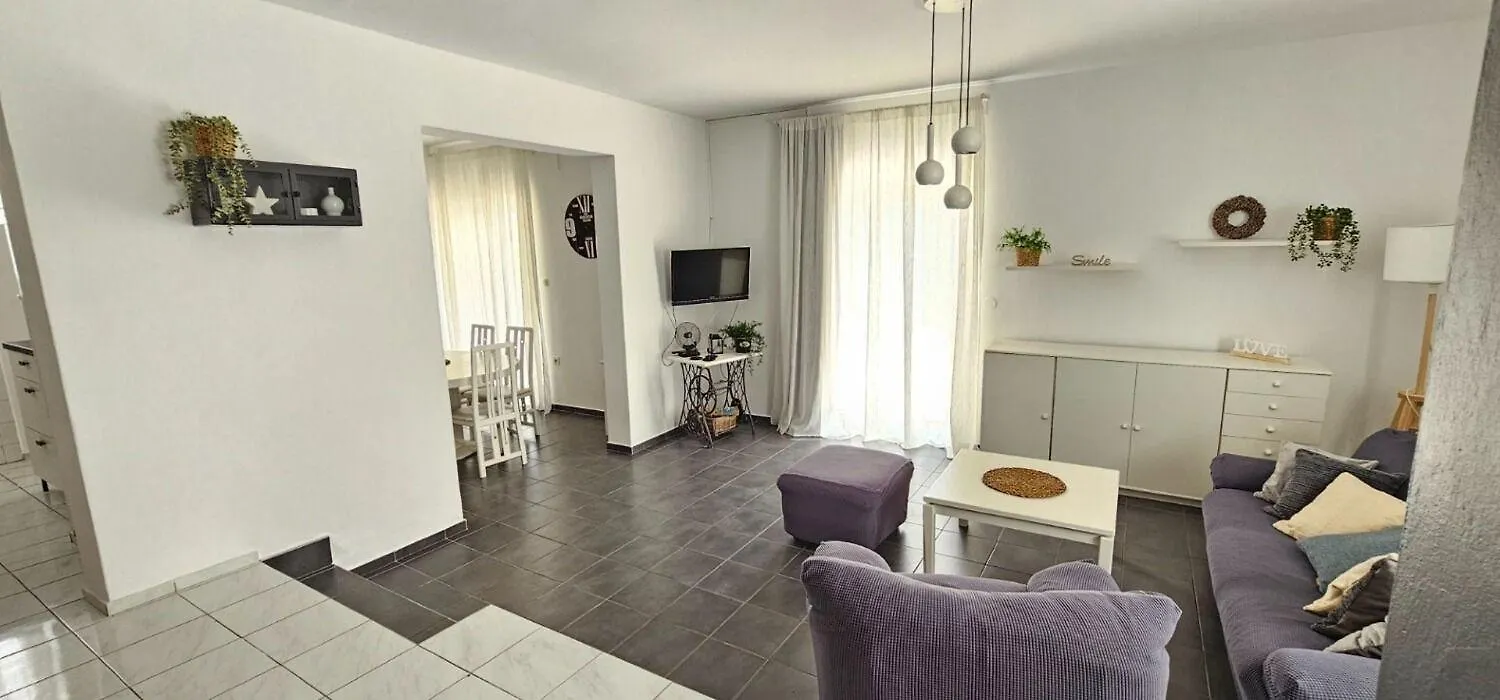 Holiday Home Katy - Free Private Parking And Garden Posedarje