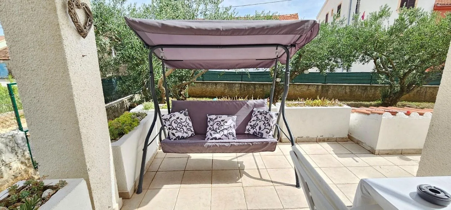 Holiday Home Katy - Free Private Parking And Garden Posedarje