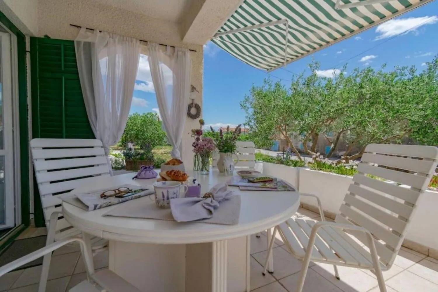 Holiday Home Katy - Free Private Parking And Garden Posedarje