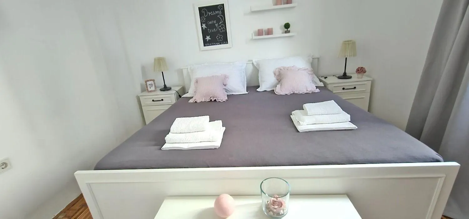 Holiday Home Katy - Free Private Parking And Garden Posedarje
