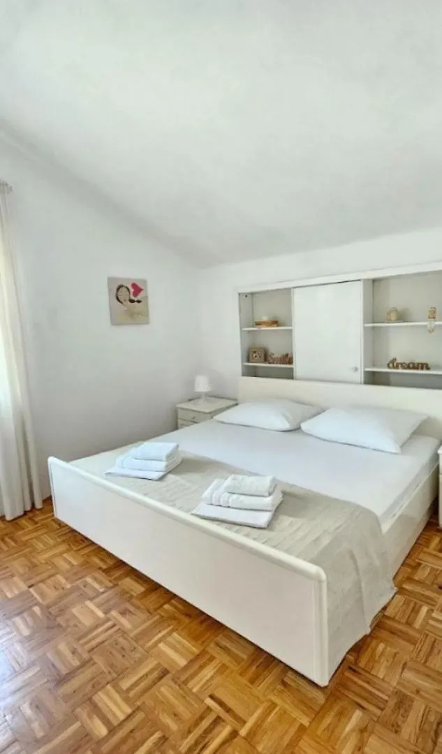 Holiday Home Katy - Free Private Parking And Garden بوسيدارجي
