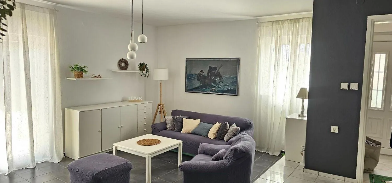 Holiday Home Katy - Free Private Parking And Garden بوسيدارجي